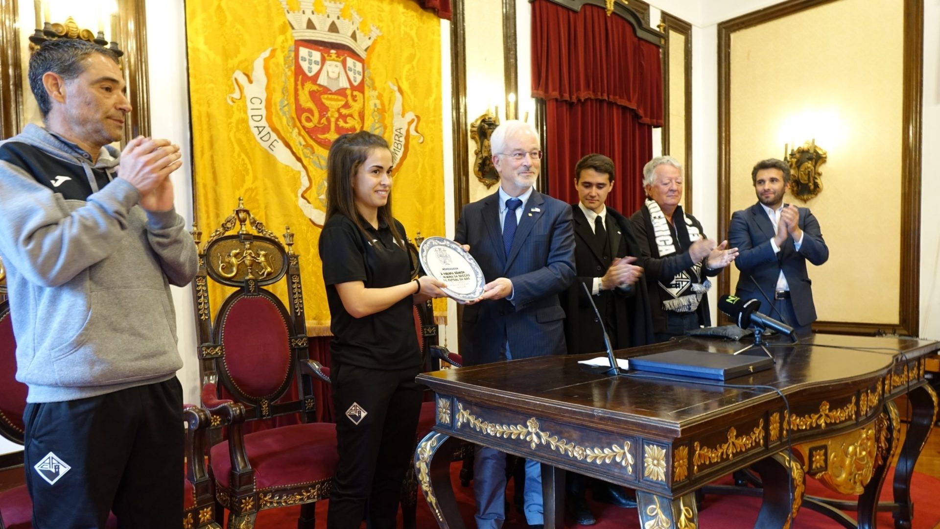 Equipa feminina de futsal da AAC recebida no Salão Nobre