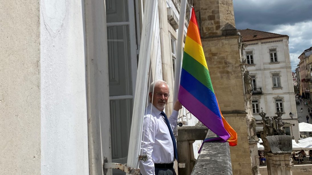 Bandeira arco-íris hasteada nos Paços do Concelho de Coimbra