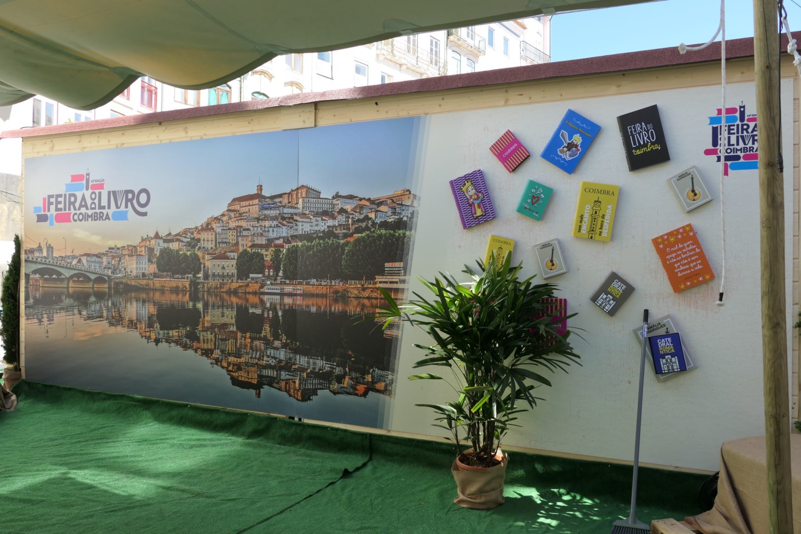 Feira do Livro de Coimbra arranca amanhã com novas dinâmicas e traz à Praça do Comércio Diogo Piçarra, Pedro Lamares e Sérgio Godinho