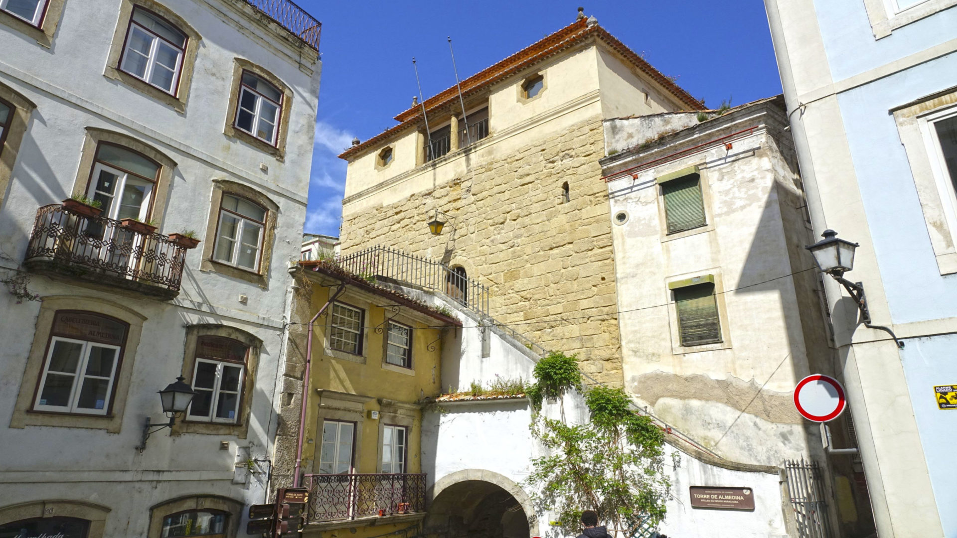 Torre de Almedina acolhe oficina de pintura entre 7 e 15 de junho