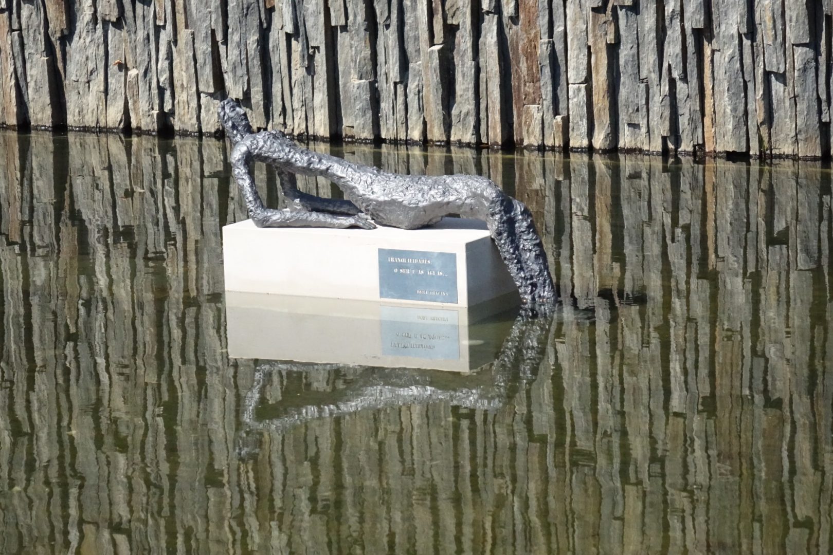 Escultura de Dora Tracana instalada na fonte da margem direita do Parque Verde do Mondego