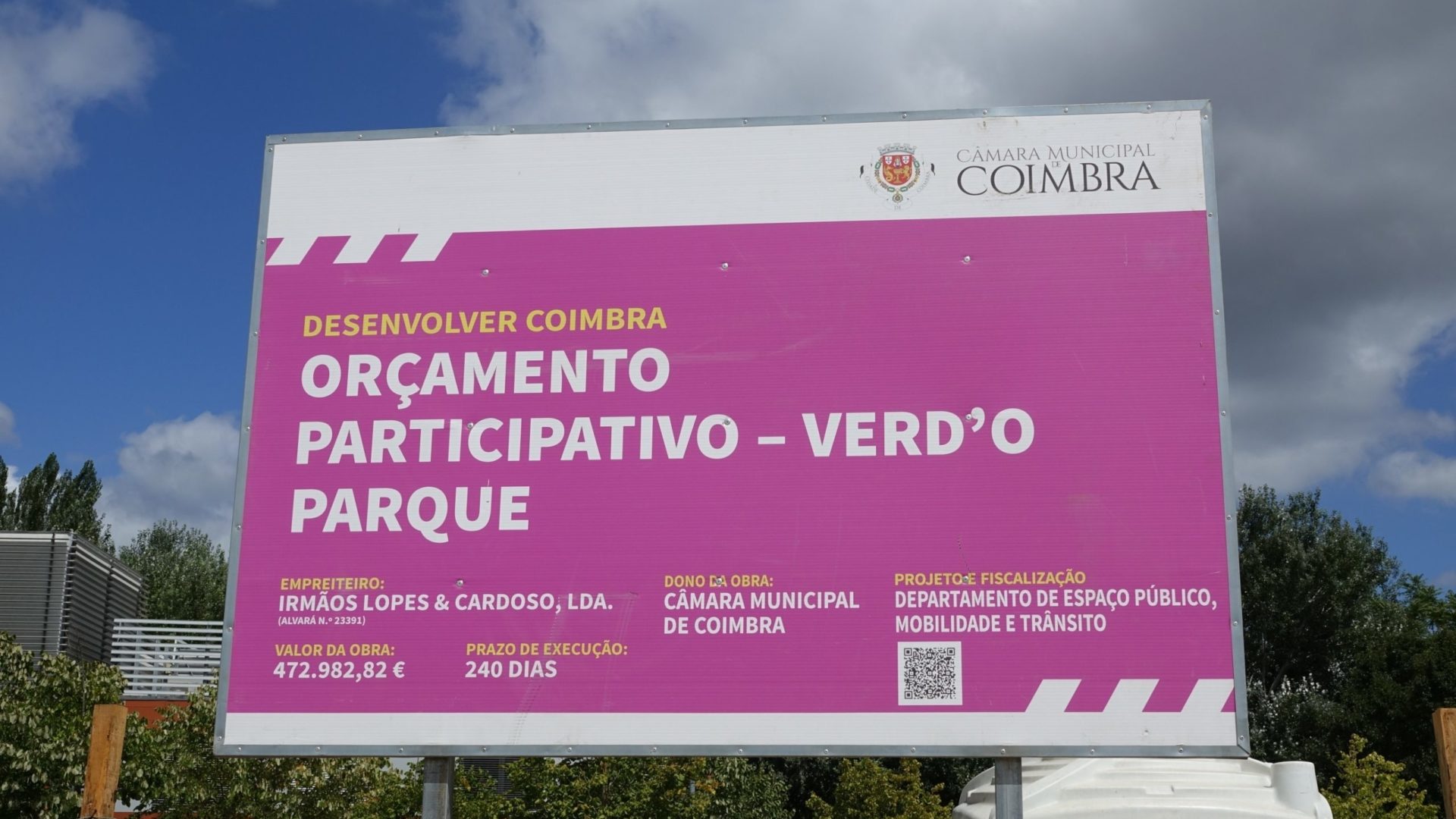 Painéis informativos de obras públicas lançadas pela CM Coimbra passam a ter QR Code