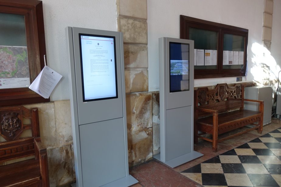 Editais e avisos passam a estar disponíveis em formato digital no átrio da CM de Coimbra