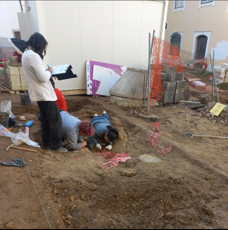 Obras no Largo da Sé Velha a aguardar parecer da Direção-Geral de Património Cultural