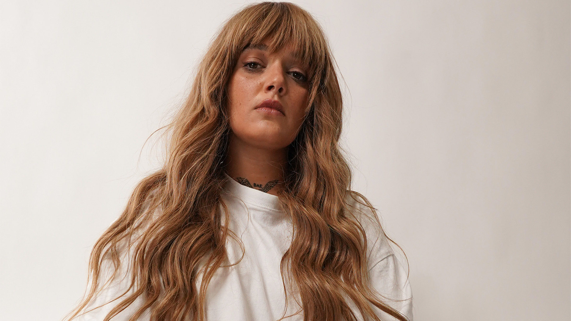 Carolina Deslandes apresenta novo álbum domingo no Convento São Francisco com sala cheia