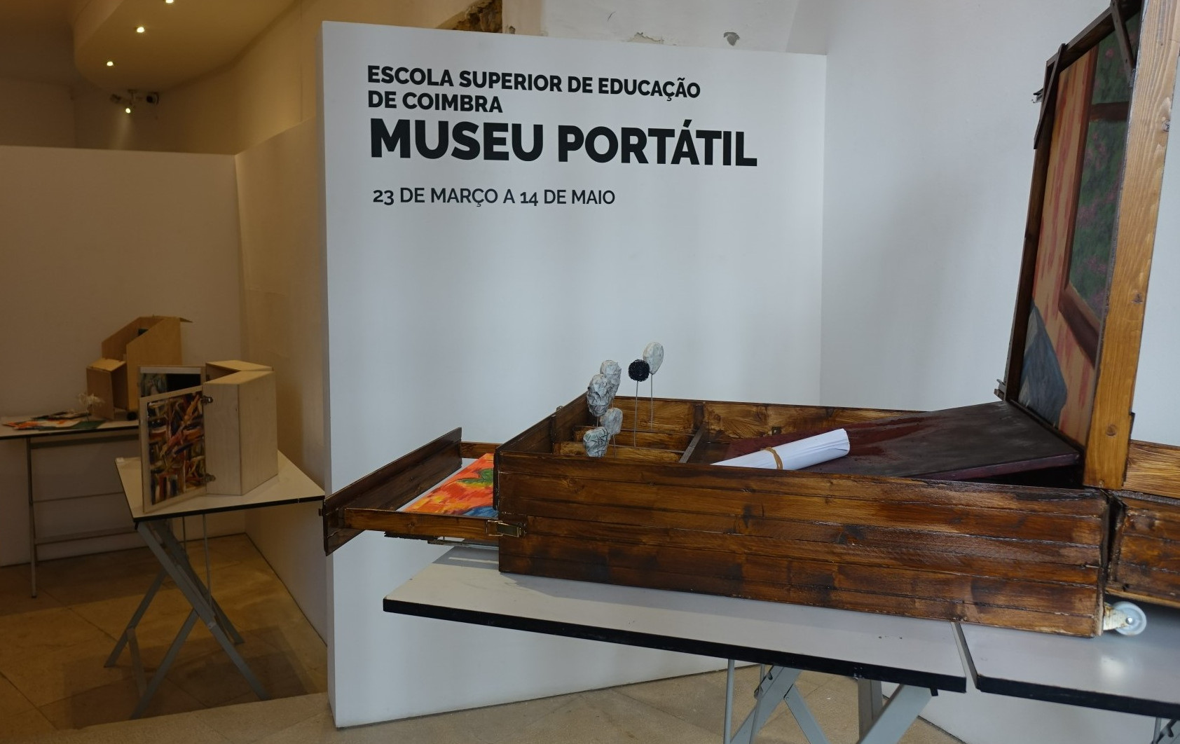 Galeria Almedina acolhe exposição “Museu Portátil” até dia 14 de maio