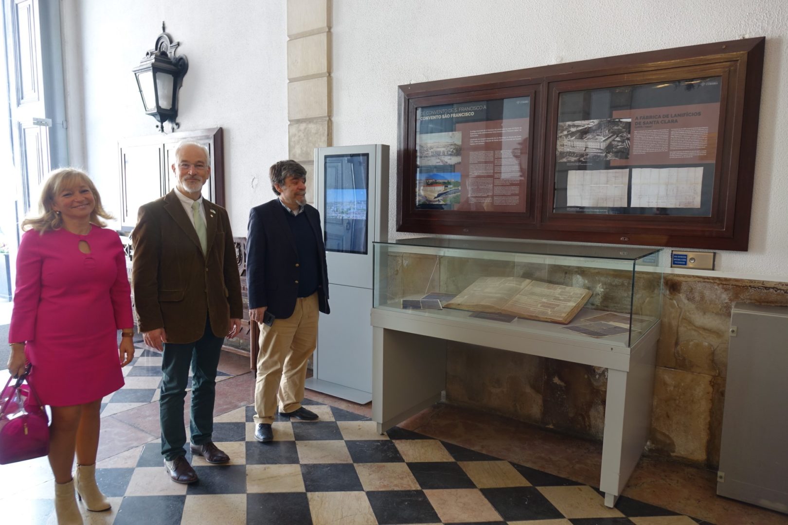 Livro de debuxo da antiga Fábrica de Lanifícios de Santa Clara em exposição no átrio da Câmara