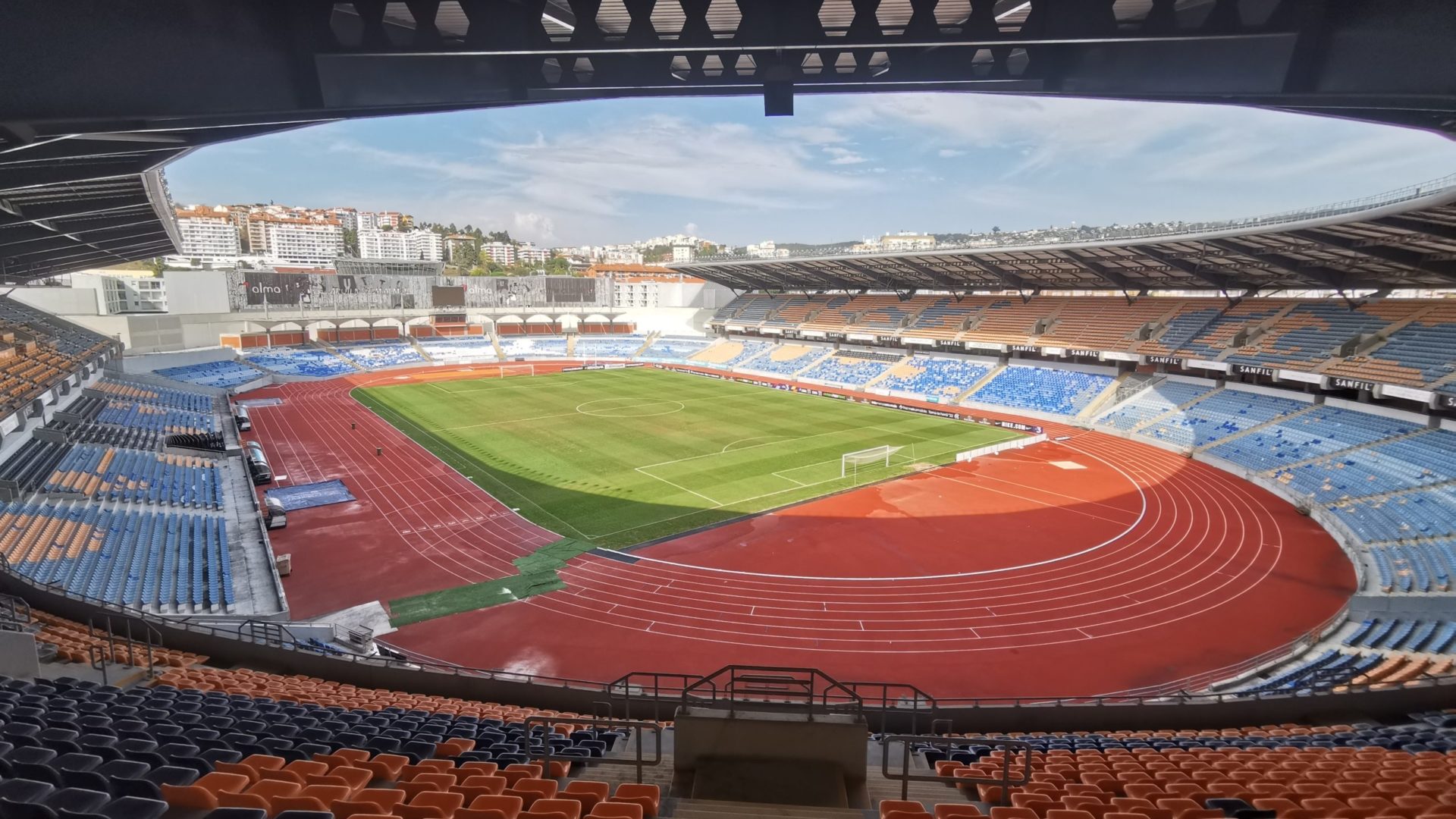 Câmara de Coimbra avança com renegociação do empréstimo do estádio municipal