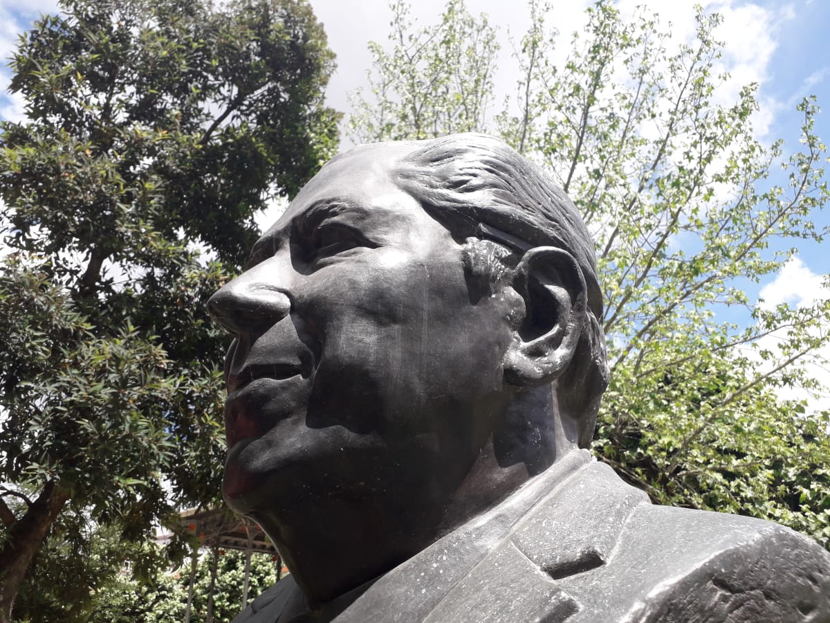 CM de Coimbra vai repor dignidade ao busto de António Arnaut depois de ato de vandalismo