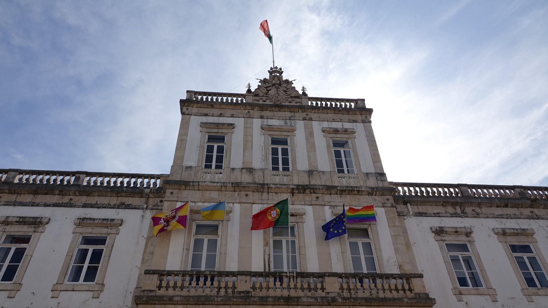 Município de Coimbra com bandeira arco-íris hasteada pela igualdade e diversidade humana