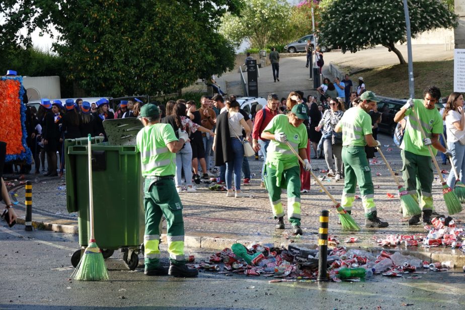 CM Coimbra recolheu 10,4 toneladas de resíduos do cortejo da Queima das Fitas