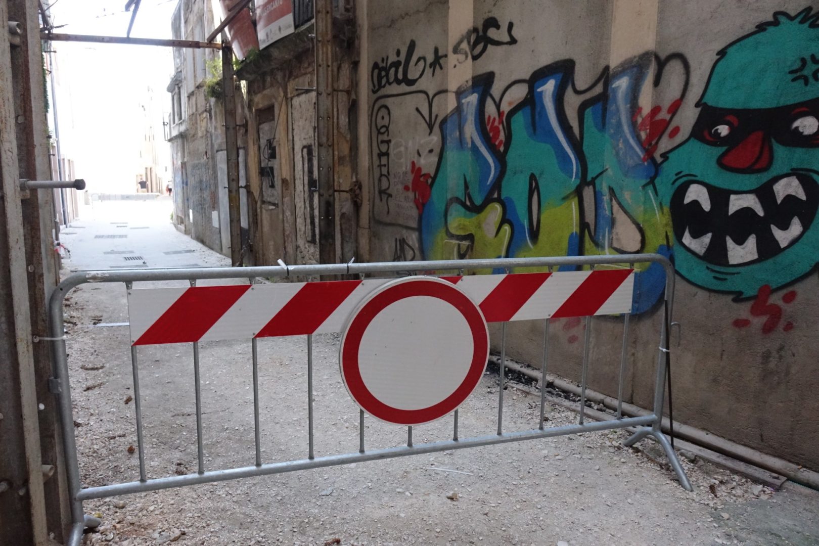 Condicionamento da circulação pedonal na rua Direita