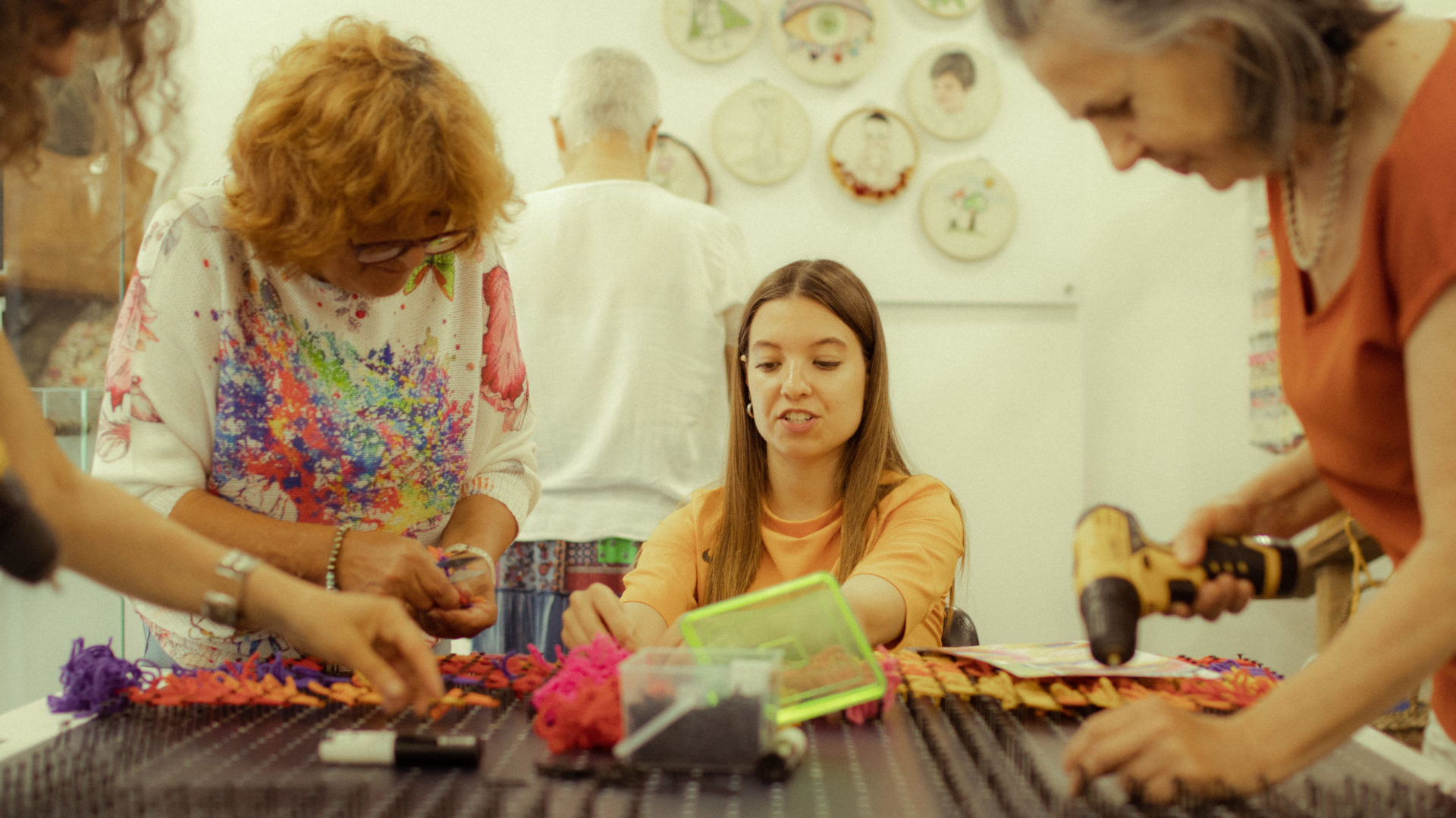 Peça de arte urbana comunitária homenageia Eduardo Lourenço na Praça do Comércio