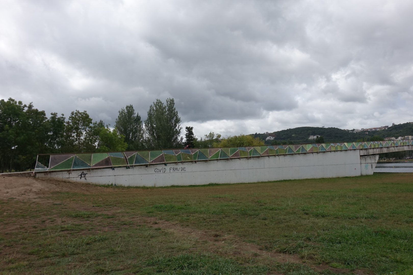 Ponte pedonal Pedro e Inês foi novamente vandalizada