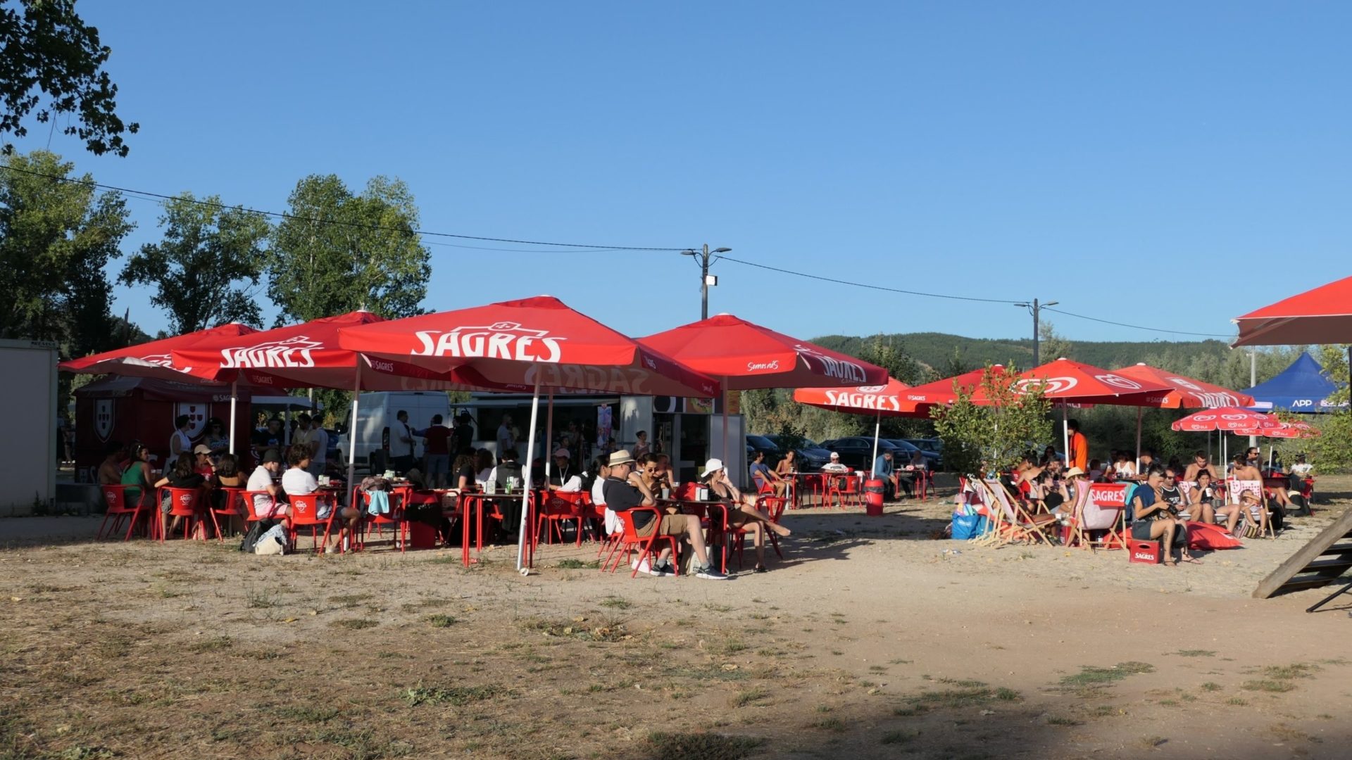 Praia do Rebolim encheu para comemorar Dia Internacional da Juventude