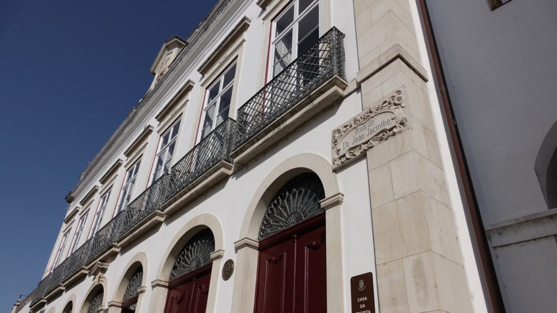 CM de Coimbra estabelece protocolo com Associação Portugal Brasil 200 anos para criar primeira Casa da Cidadania da Língua