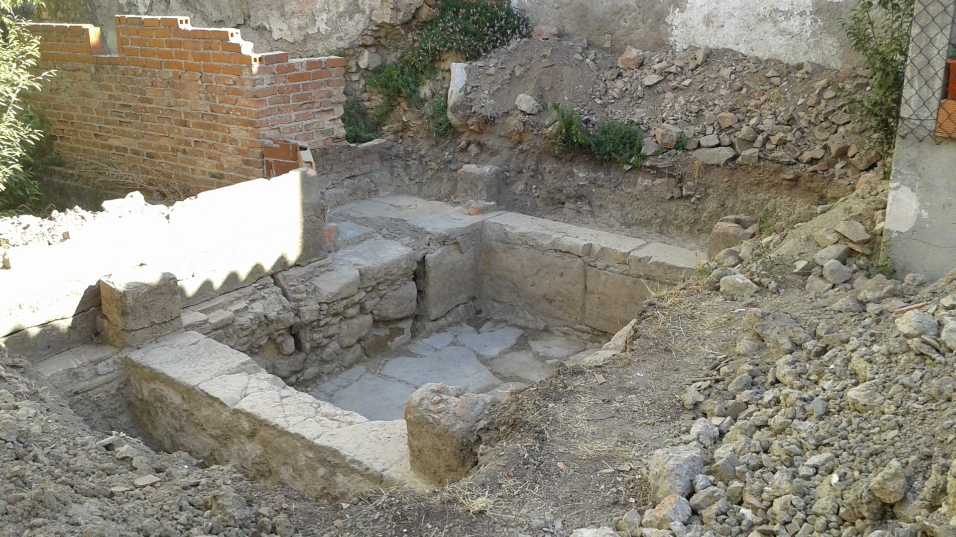 Tanques para barro da Sociedade Cerâmica Antiga de Coimbra descobertos no Terreiro da Erva
