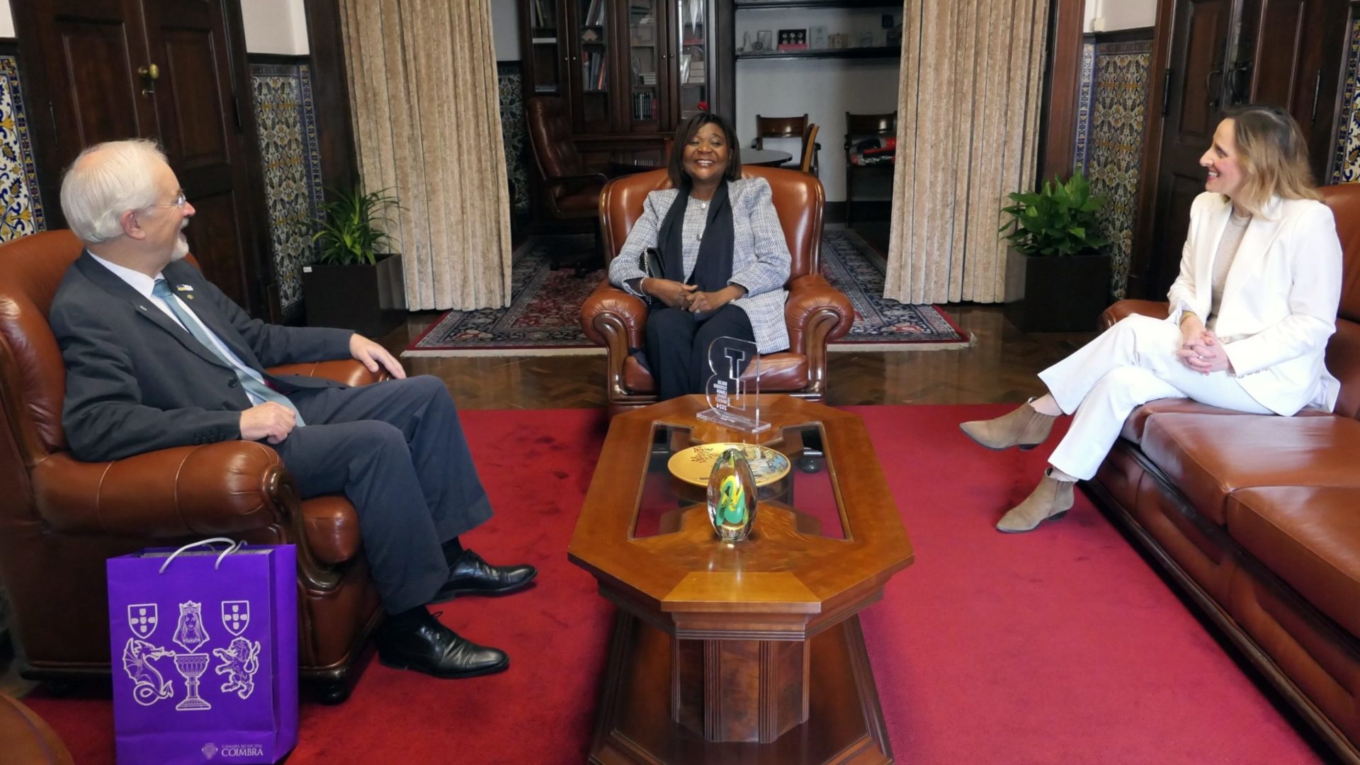 Cônsul-geral de Angola no Porto recebida nos Paços do Concelho