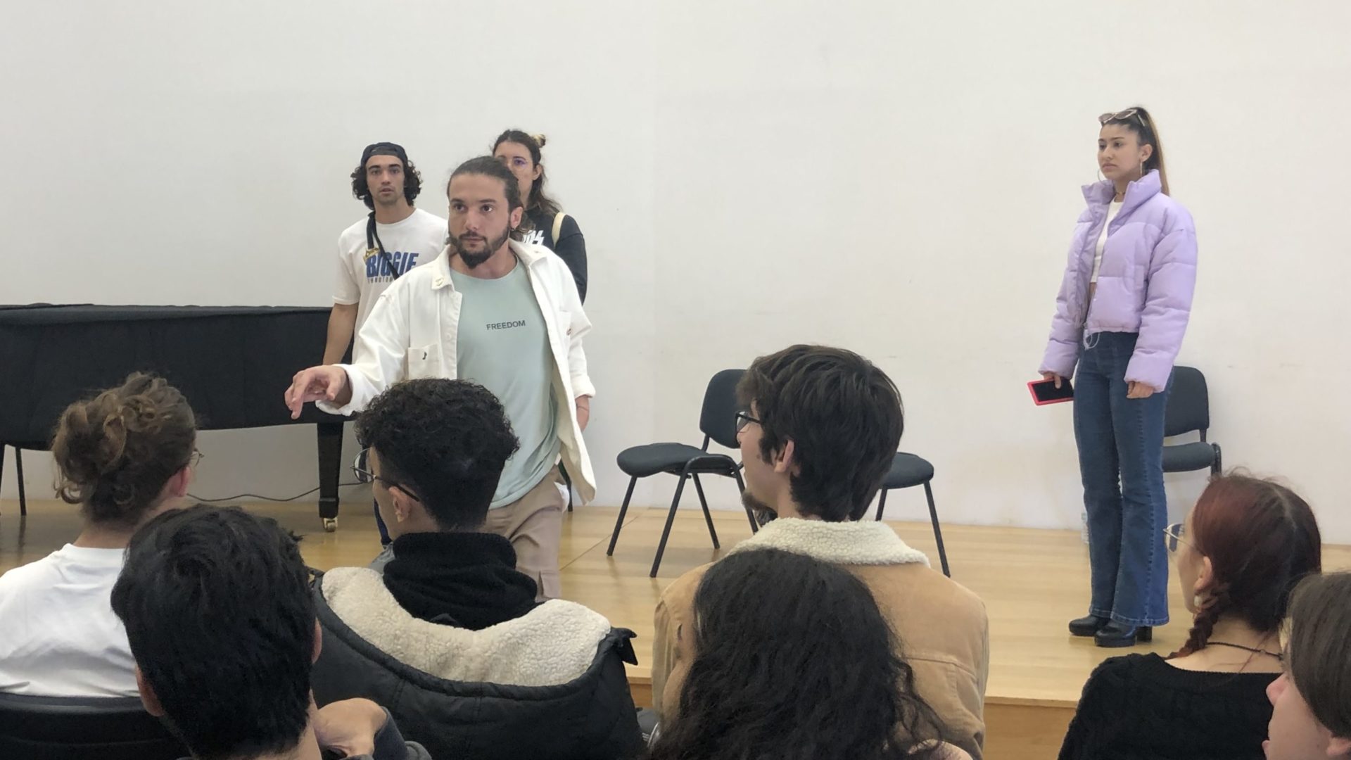 Câmara e IPDJ levam sessão de teatro-debate sobre saúde mental ao Conservatório de Música