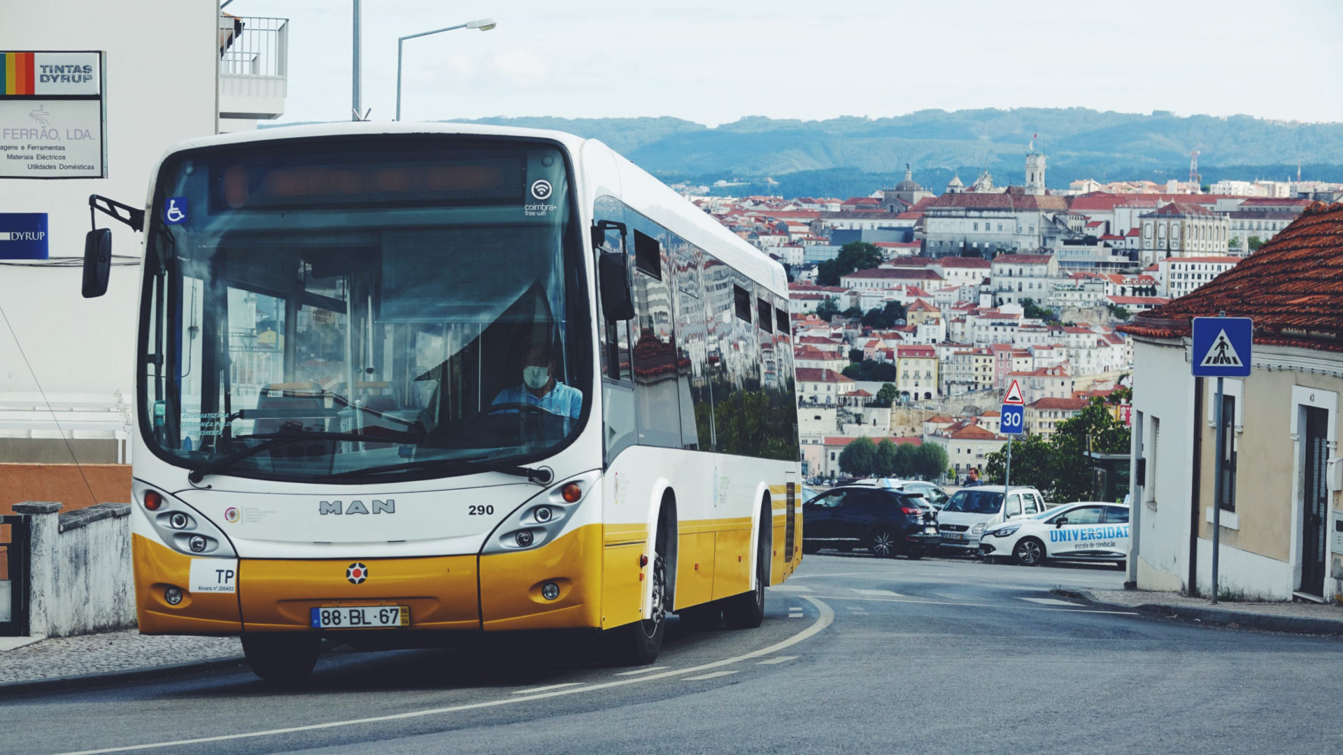 Alterações nos horários dos autocarros, lojas e estacionamento dos SMTUC no Natal e no Ano Novo