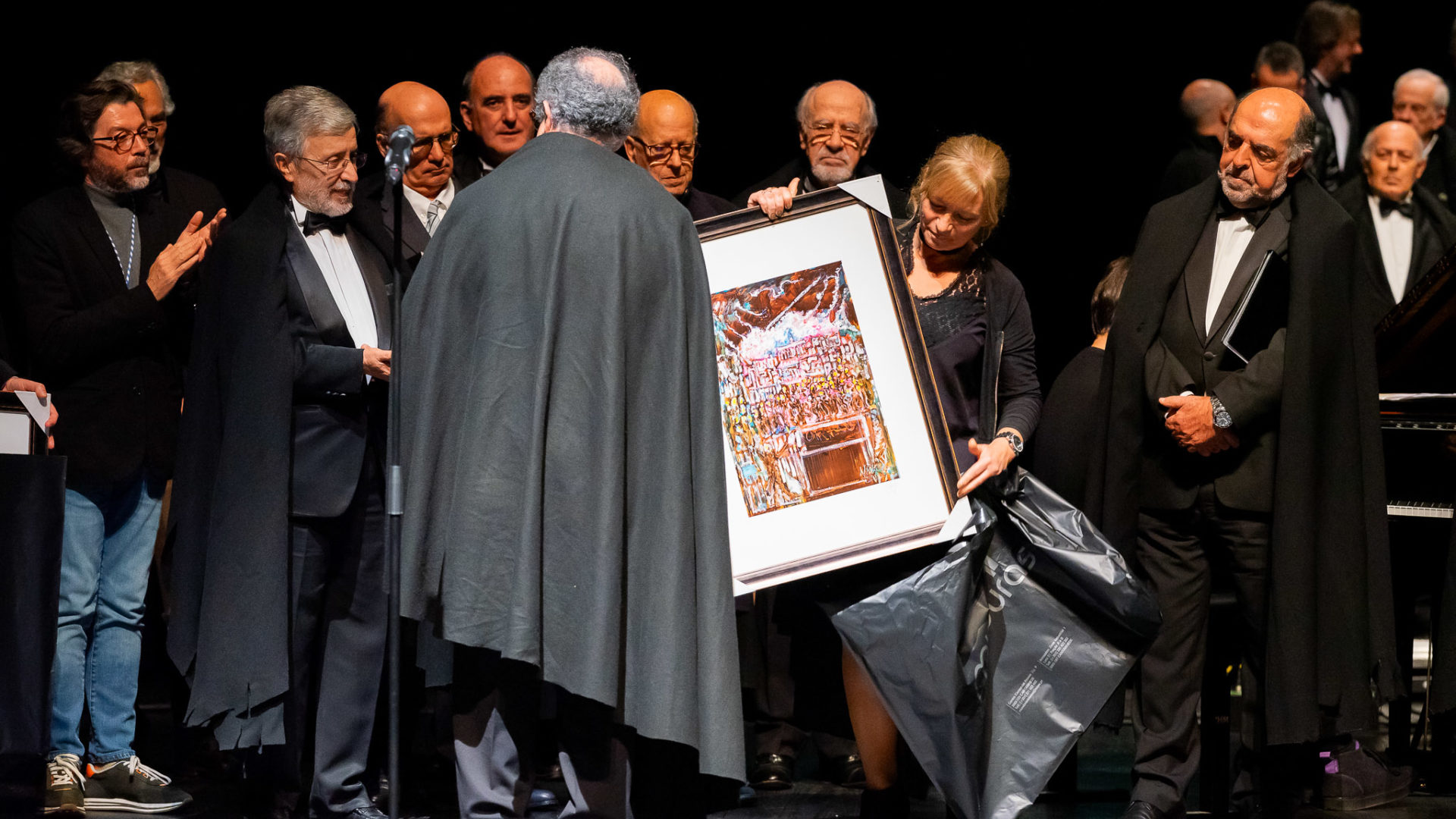 CM de Coimbra recebe doação de serigrafias de Mário Silva de homenagem aos Orfeonistas de Coimbra