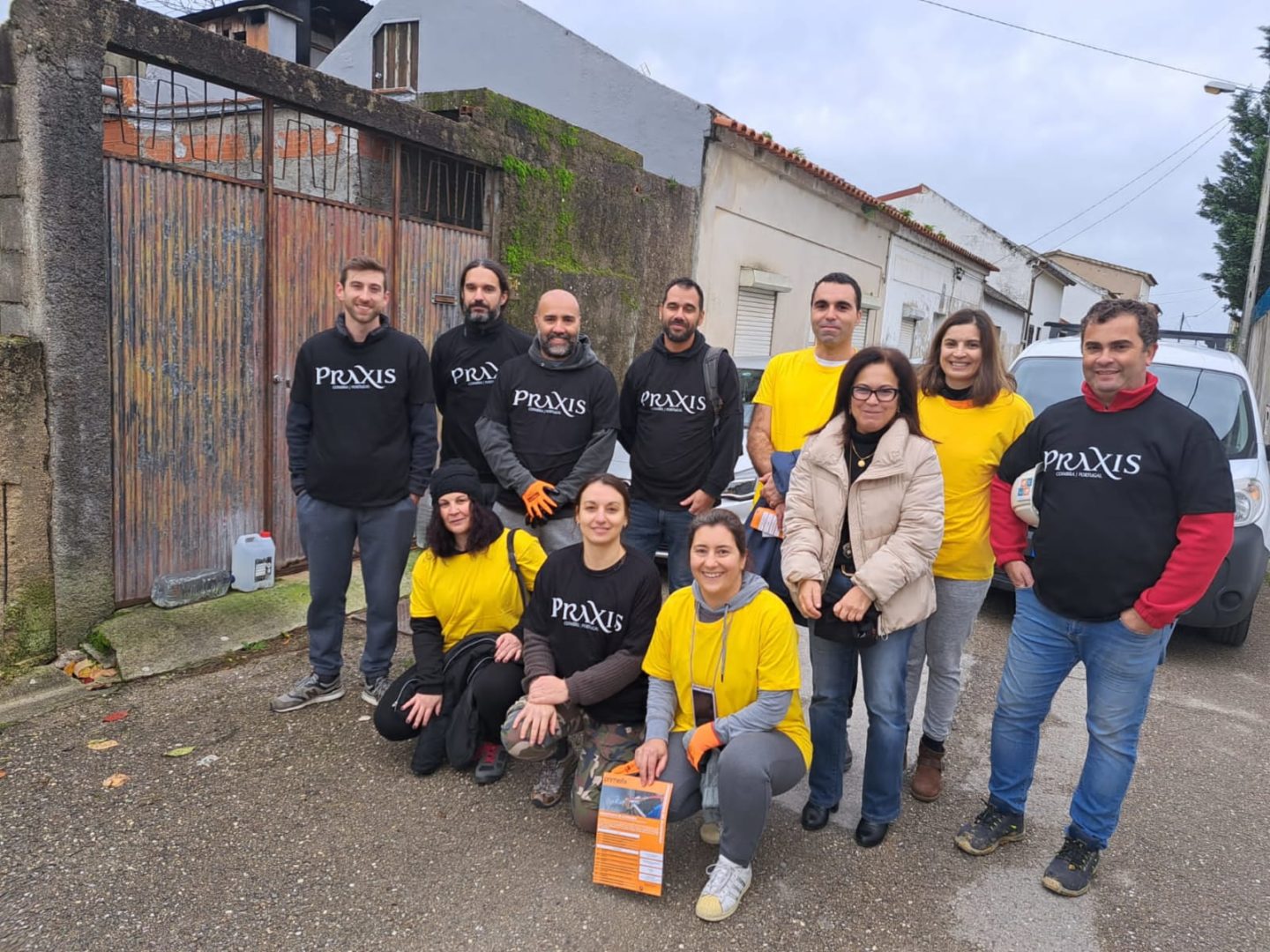 Voluntários ajudam na remodelação de imóvel para assinalar o Dia Internacional do Voluntariado