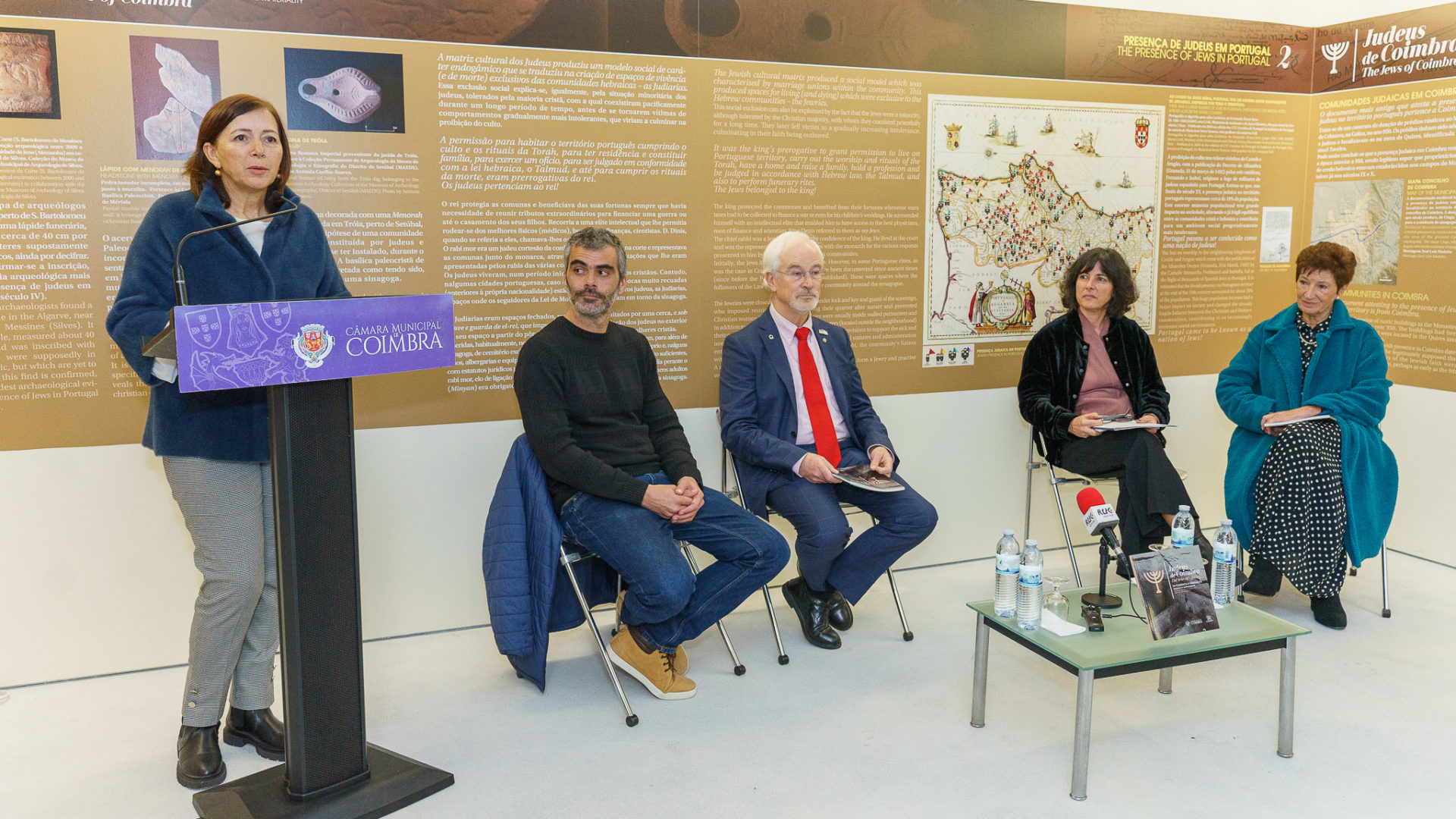 Catálogo sobre exposição “Judeus de Coimbra” apresentado no Edifício da Inquisição