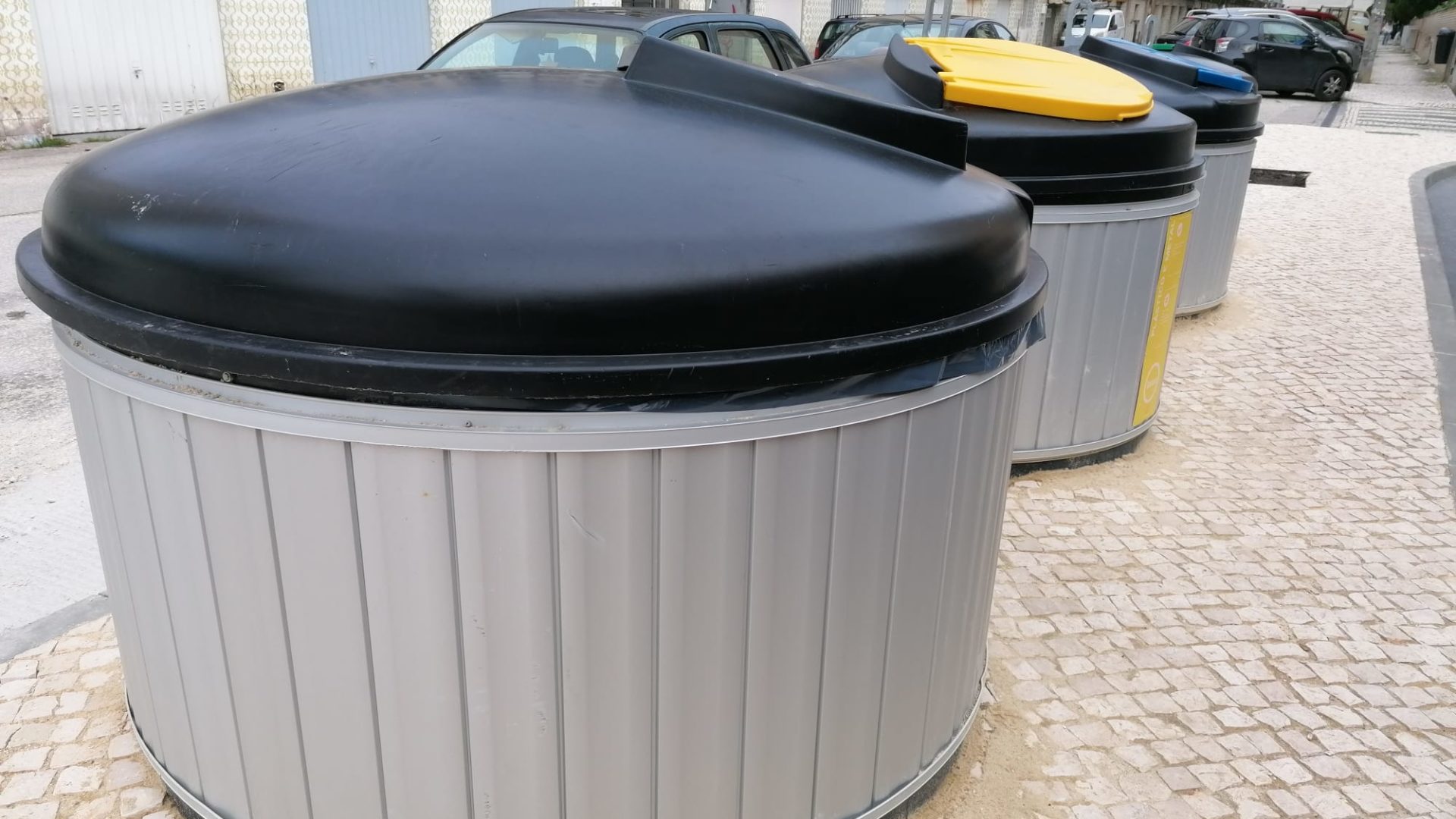 Rua Feliciano Castilho com novos contentores semienterrados para recolha de resíduos