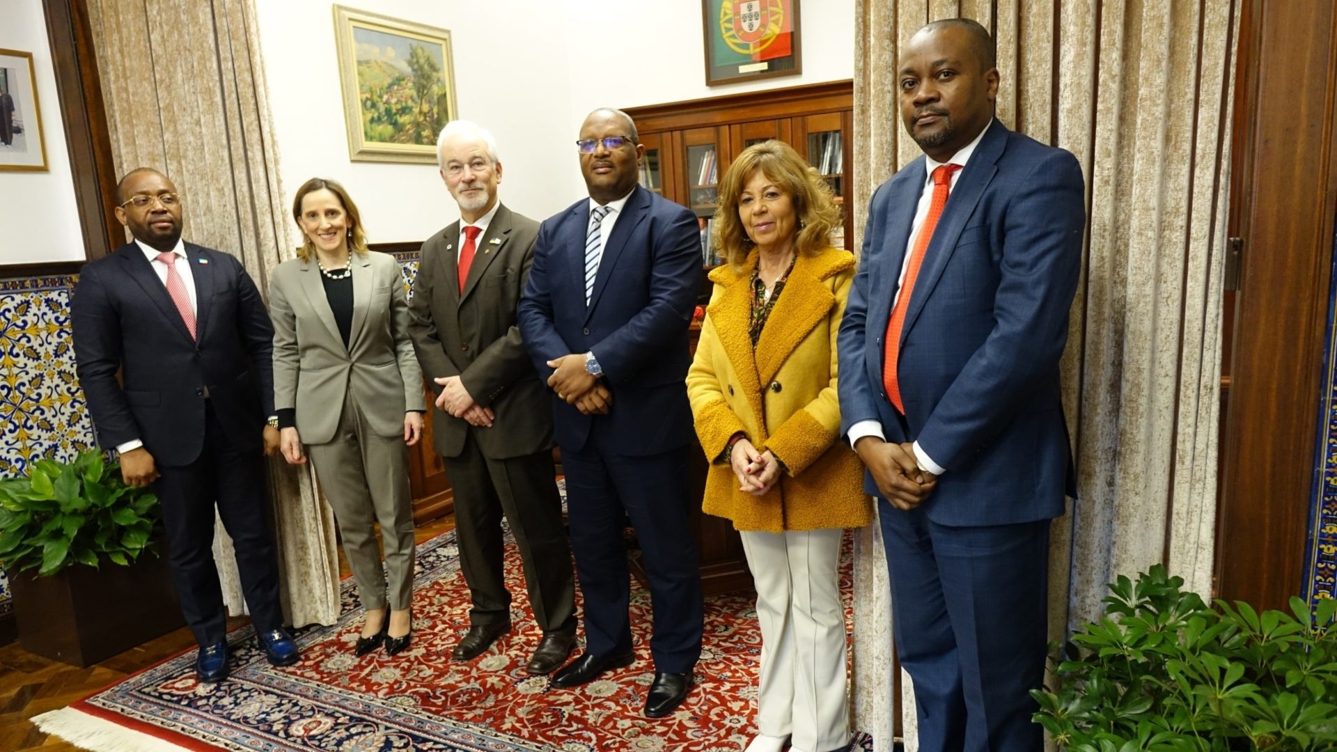 Presidente da Câmara recebe Embaixador da Guiné Equatorial no âmbito da campanha de recolha de livros que decorre em Coimbra