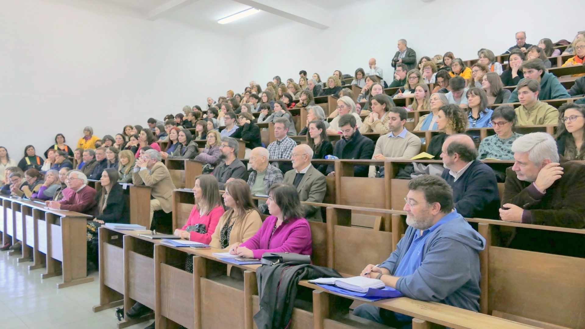 Comunidade escolar reunida para analisar reabilitação da Escola Secundária José Falcão