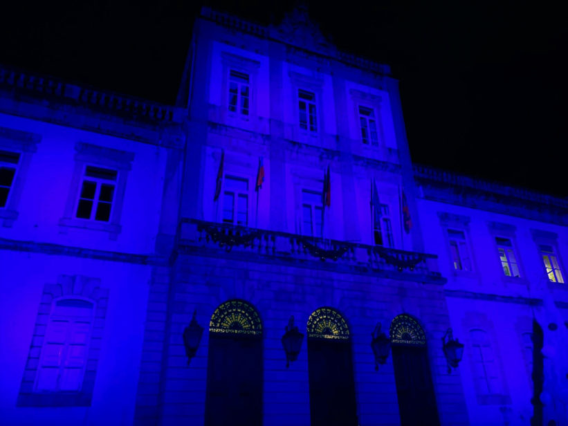CM de Coimbra ilumina-se de azul para lembrar doentes com síndrome de Angelman