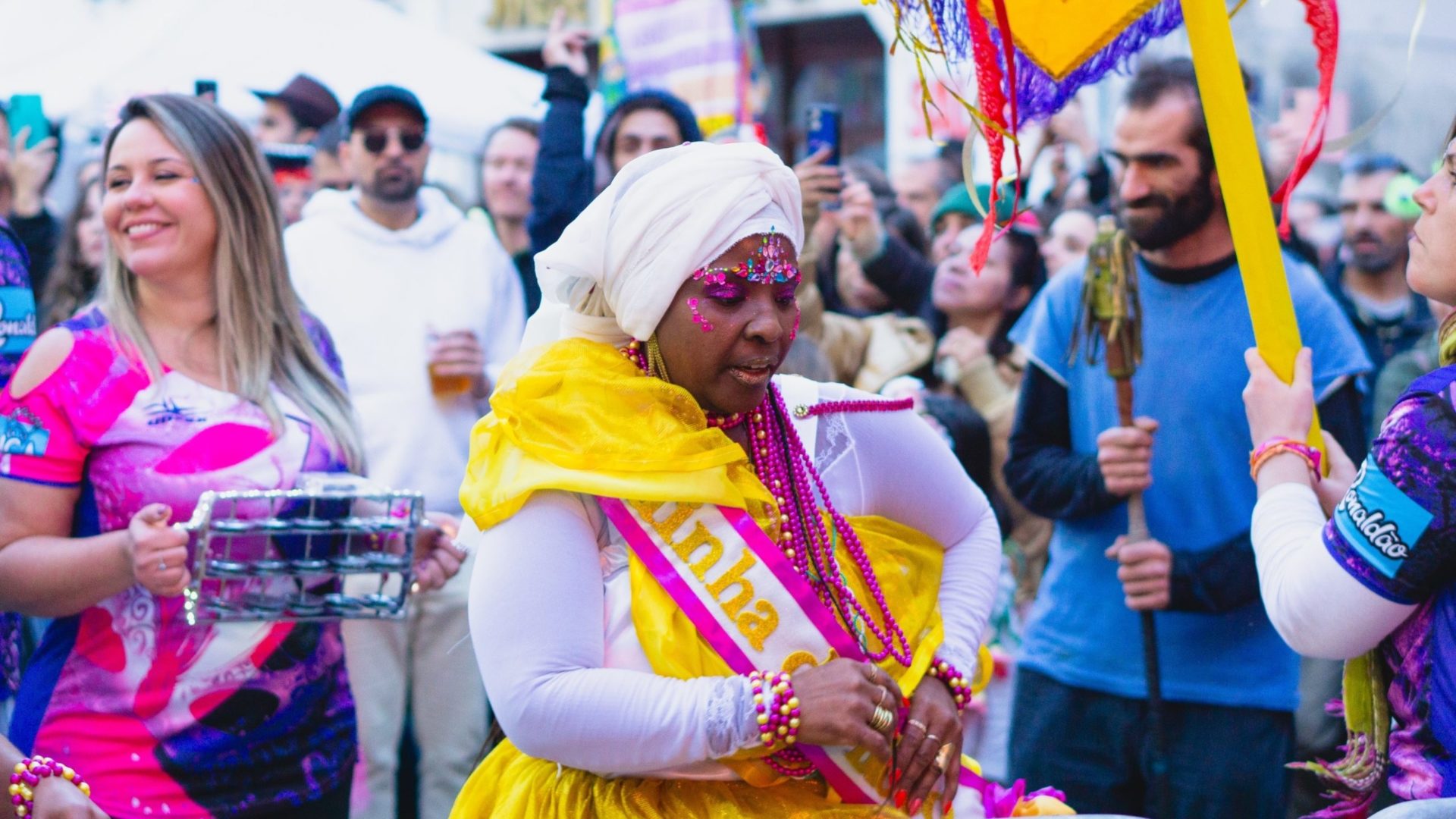 Carnaval de Coimbra encheu de música e cor as ruas da Baixa da cidade