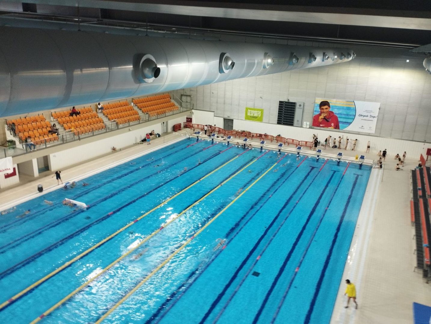 Instalação de iluminação LED na piscina olímpica baixa consumo e permite transmissão televisiva