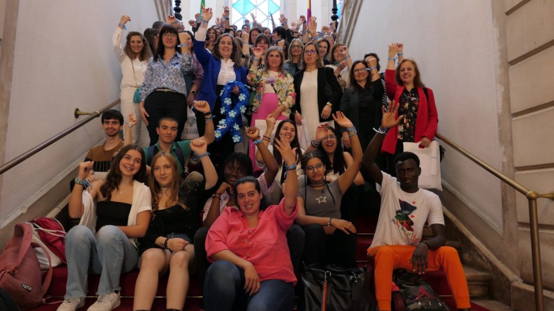 Comunidade escolar reunida no Salão Nobre do Município contra os maus-tratos a crianças e jovens