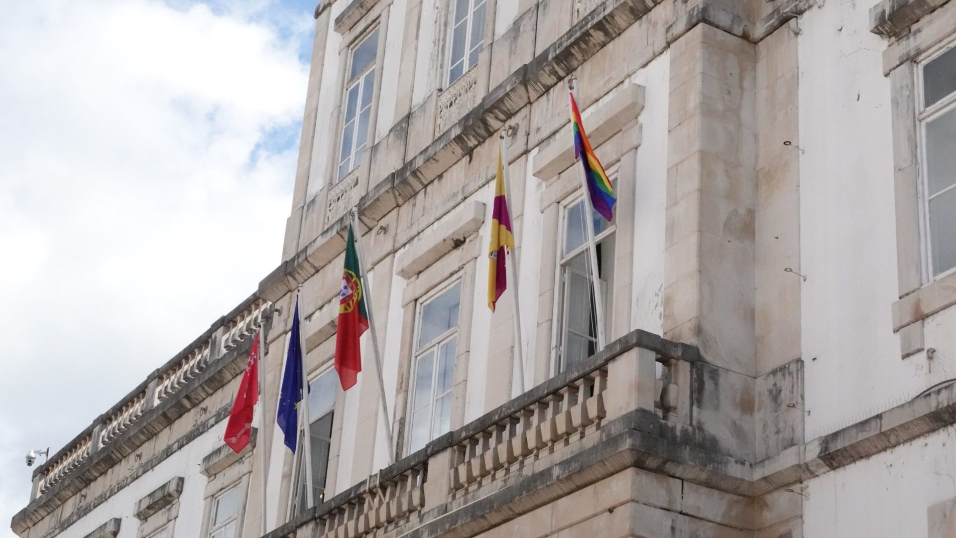 CM de Coimbra com bandeira arco-íris hasteada pela igualdade e diversidade humana