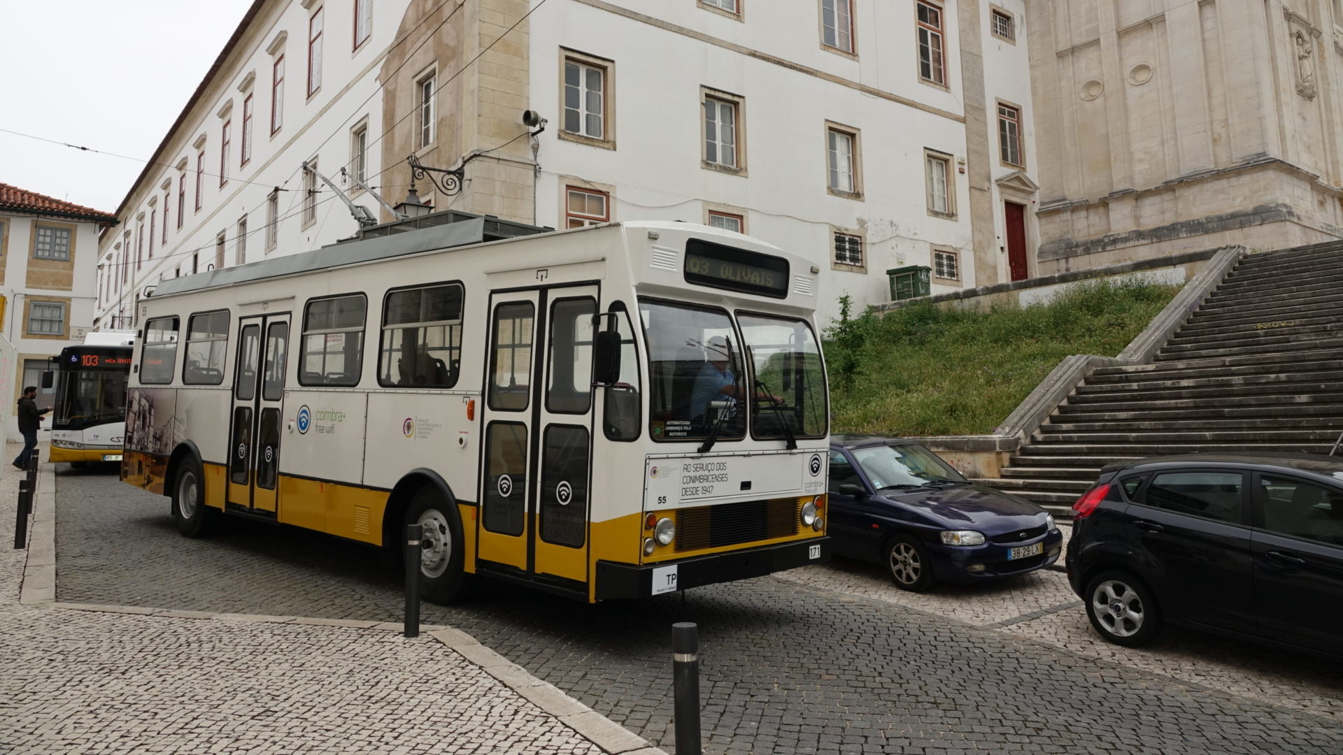 CM de Coimbra aprova moção pela reposição parcial dos troleicarros com linha turística