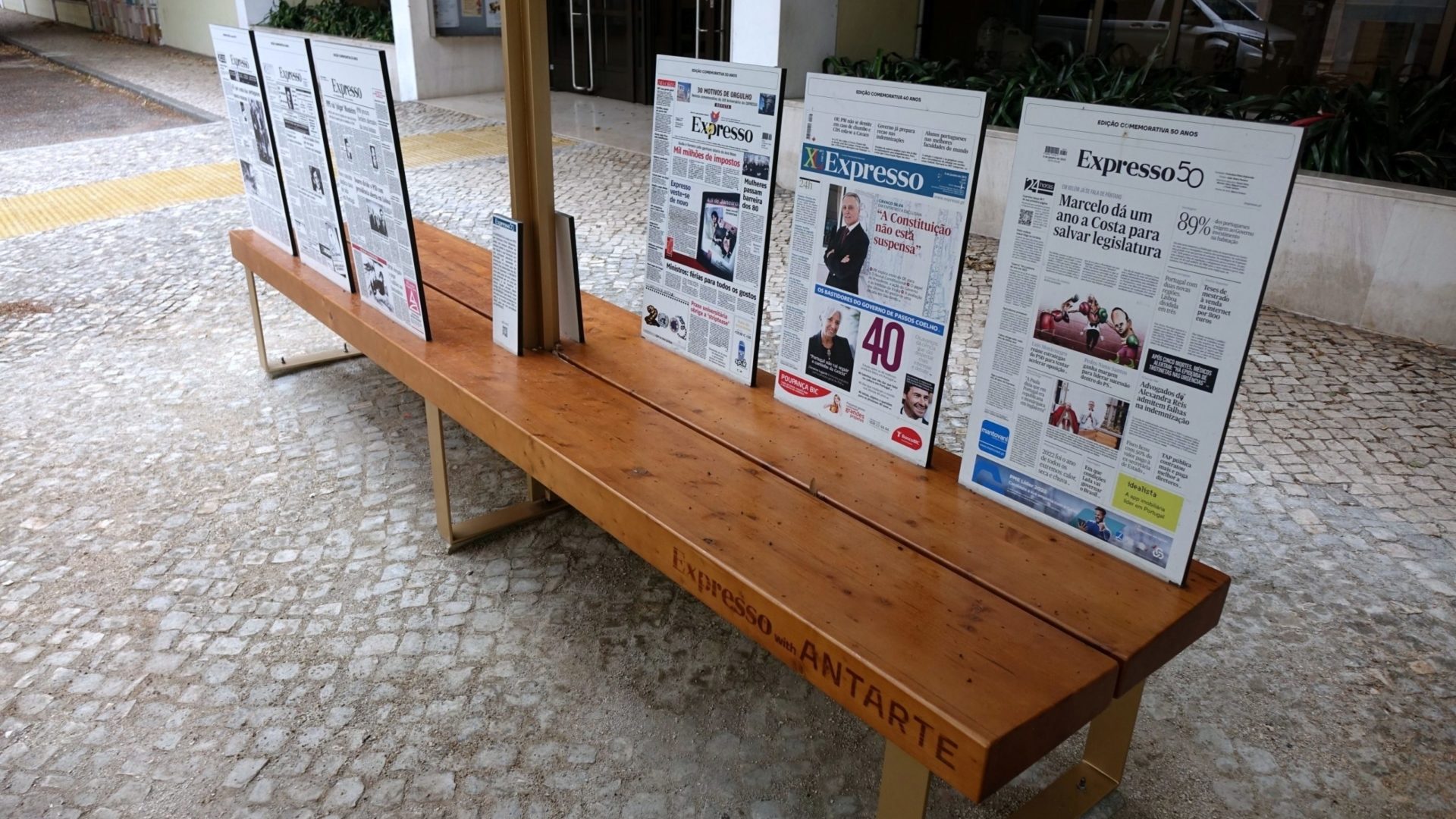 Banco cedido pelo jornal Expresso instalado junto à Casa Municipal da Cultura