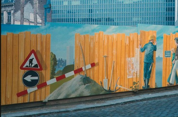 Instalação de obra de arte de Paul de Gobert na Estação Coimbra B do Metrobus