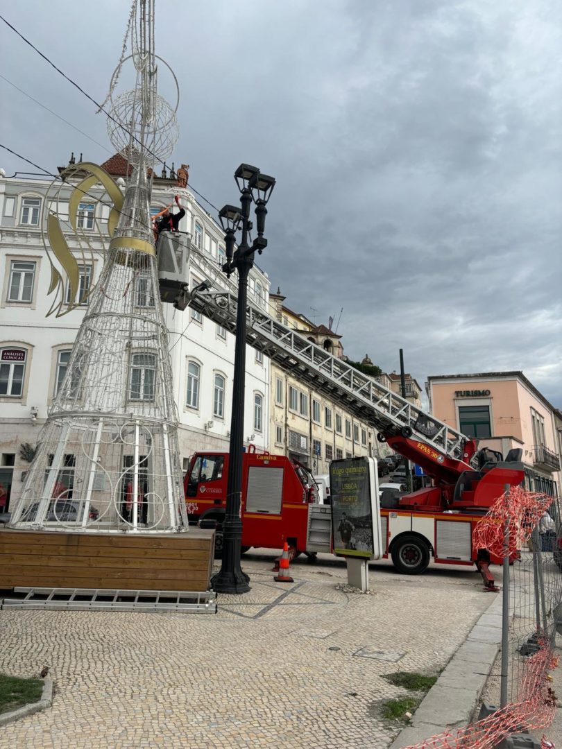 Mau tempo danificou iluminação de Natal no Largo da Portagem