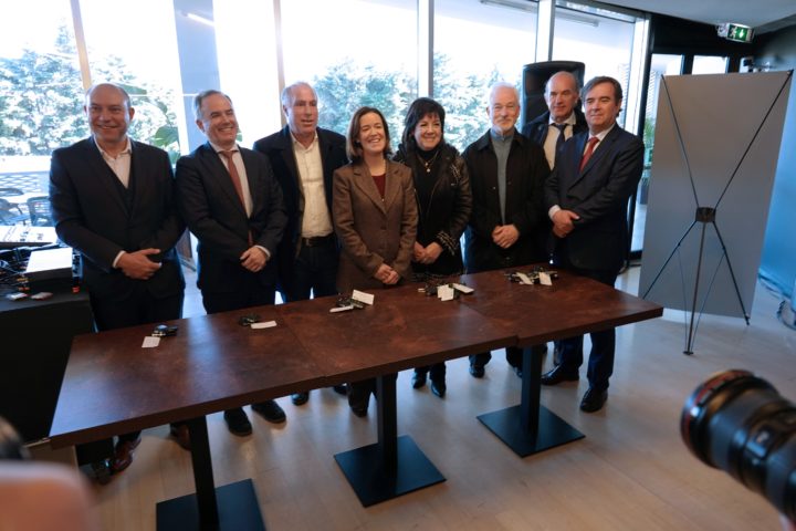 Cerimónia de Entrega de Veículos Elétricos 2 (Personalizar)