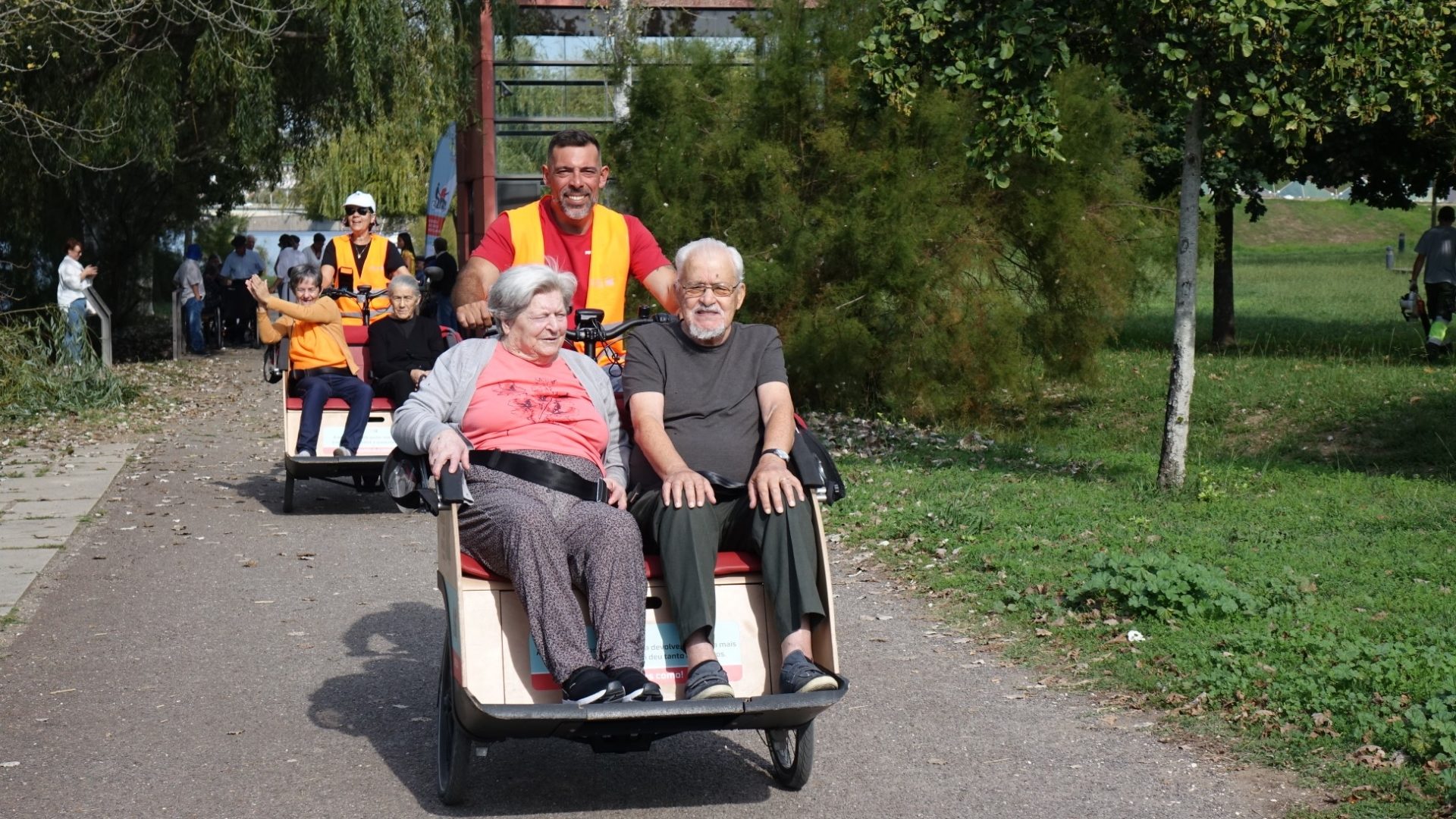 Pedalar Sem Idade realiza passeios gratuitos de trishaw na sexta-feira no Largo da Portagem