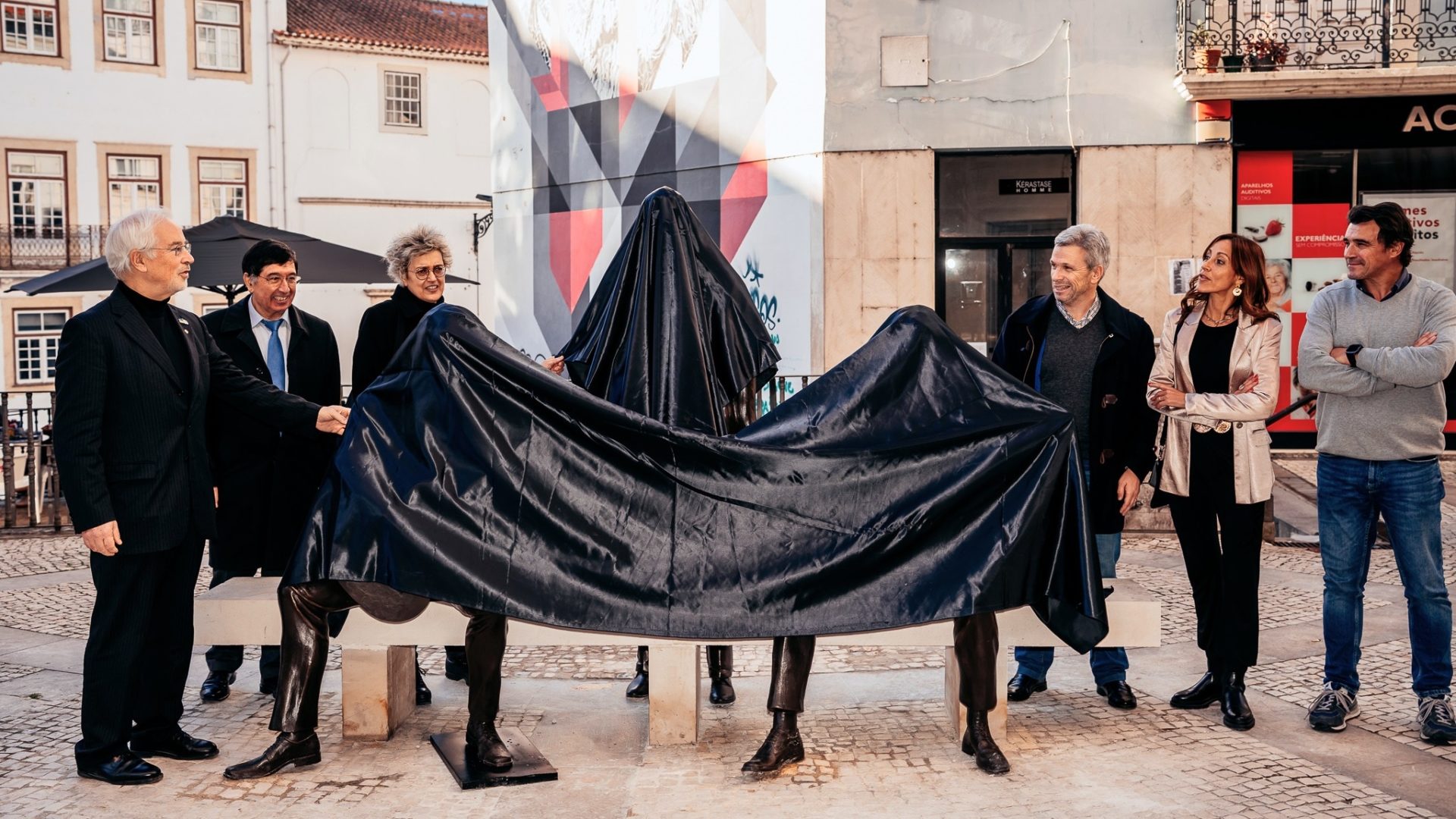 CM de Coimbra inaugura escultura “Cantares de Coimbra” na Rua Ferreira Borges
