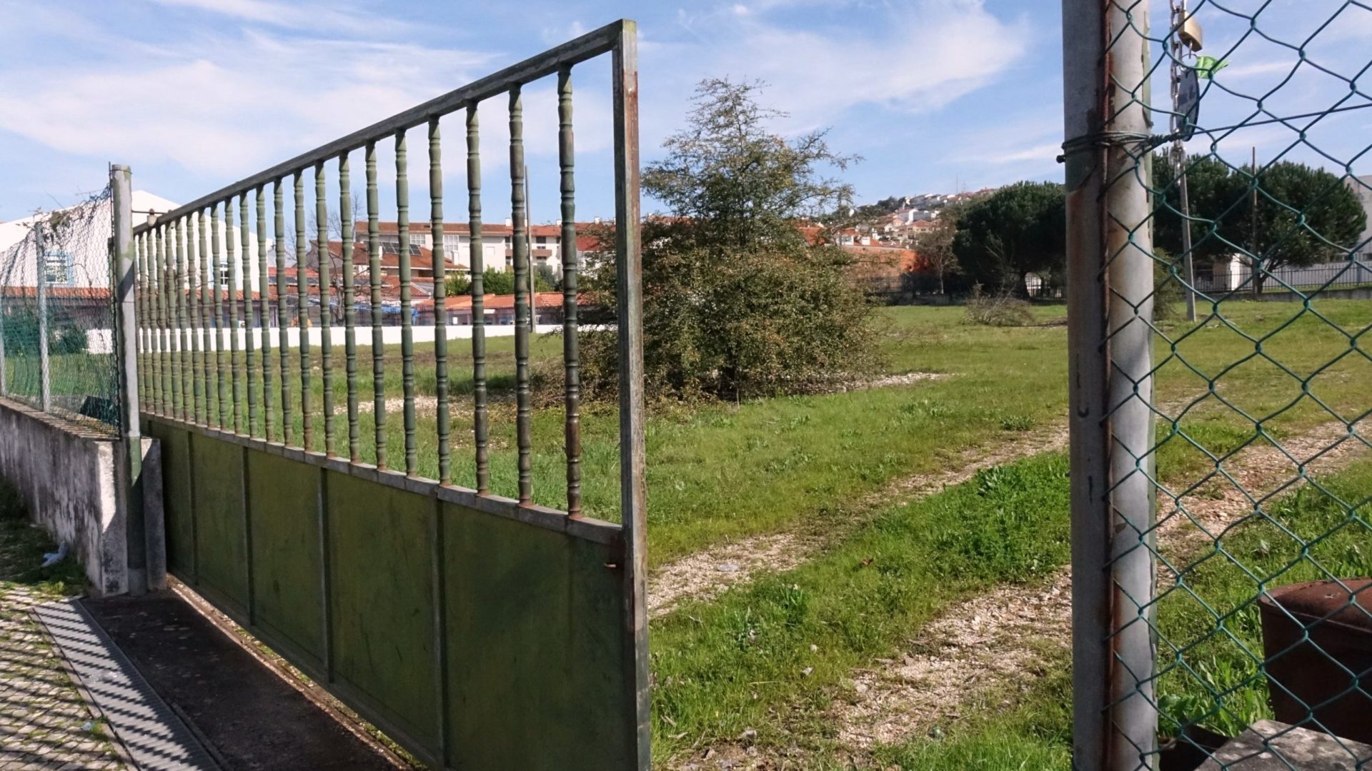 CM de Coimbra promove remoção dos veículos no descampado junto à esquadra da PSP da Casa Branca