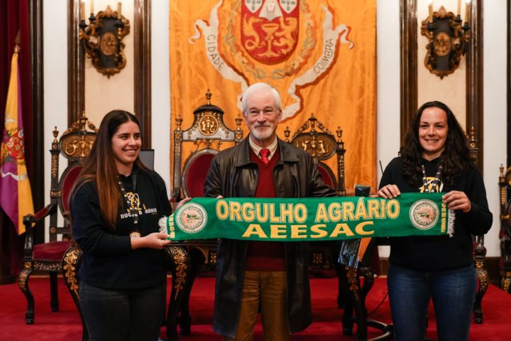 CM de Coimbra homenageia equipa campeã feminina de Rugby da Agrária (3)