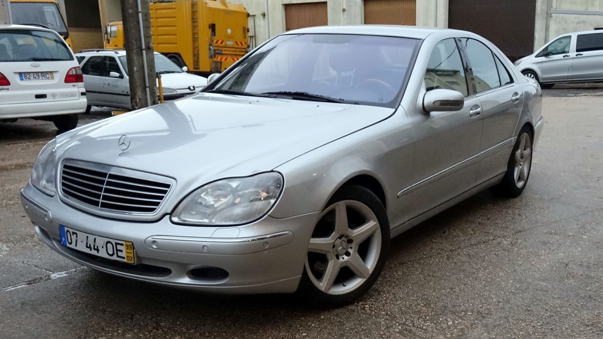 CM de Coimbra avança com hasta pública para venda de Mercedes com preço base de 10 mil euros