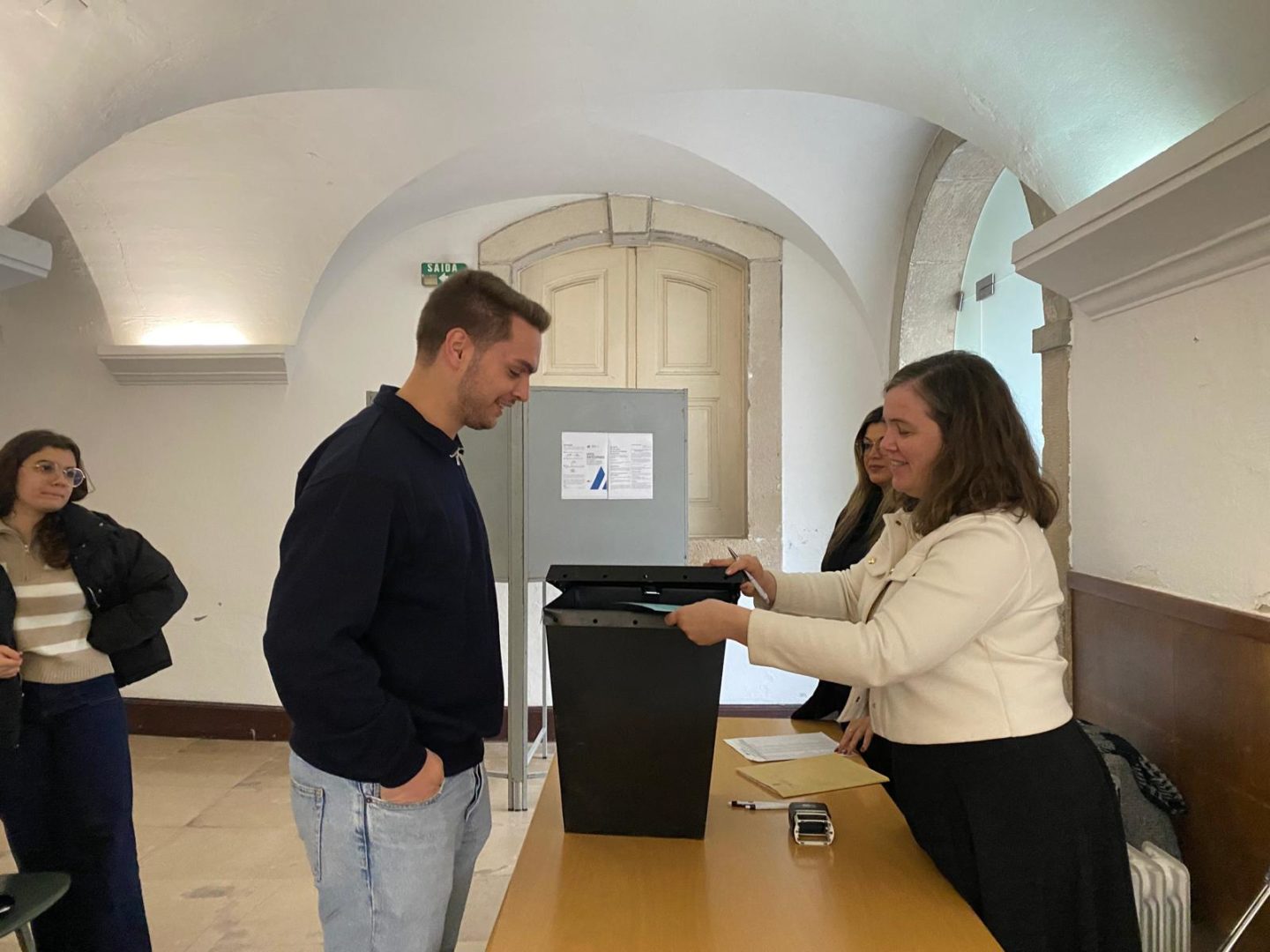 39 estudantes votaram antecipadamente em Coimbra para as Legislativas da Madeira
