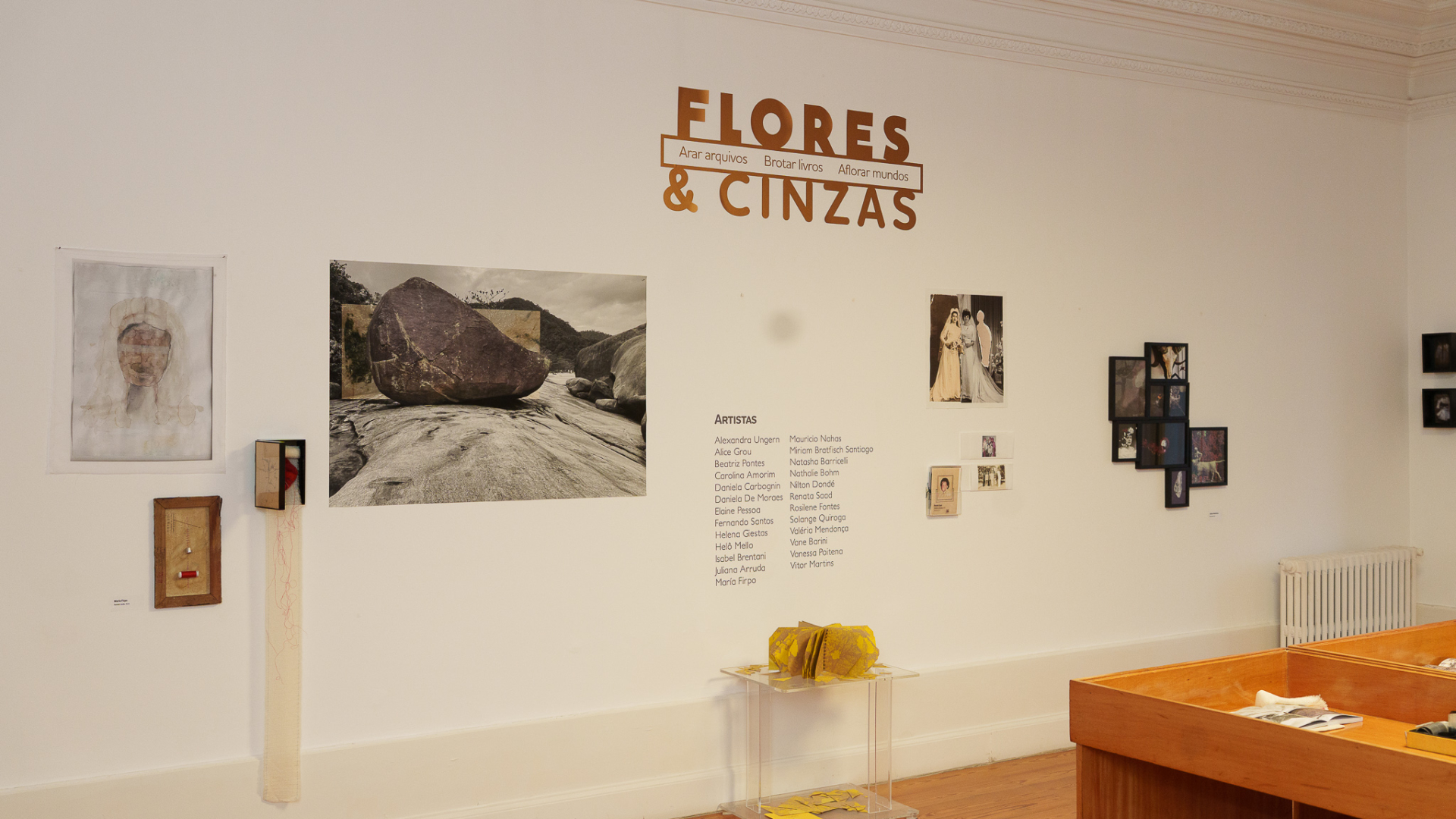 Oficina e visita guiada na exposição “Flores & Cinzas” na Casa da Cidadania da Língua