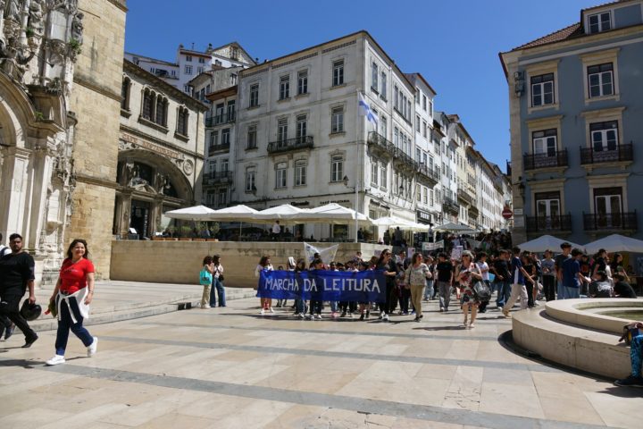 Coimbra marcha pela leitura da Praça 8 de Maio até à Portagem no Dia Mundial do Livro (1)