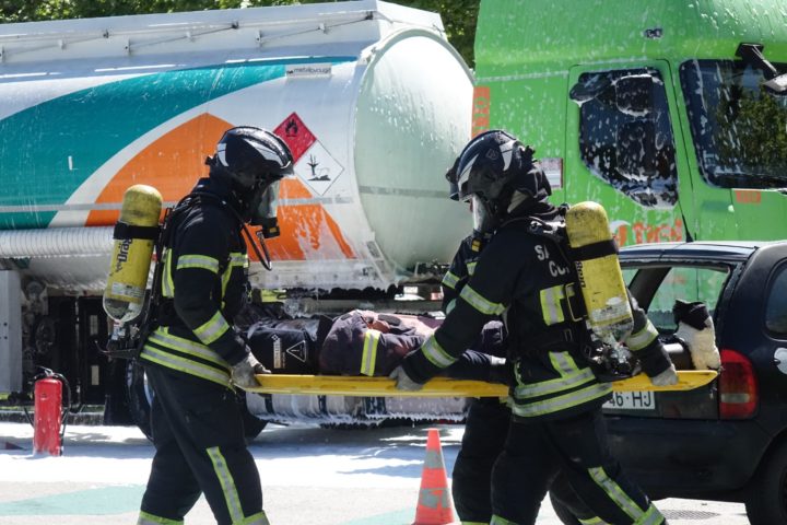 Exercício com matérias perigosas na Gasolineira Auchan mobilizou 3 corporações de bombeiros (2)