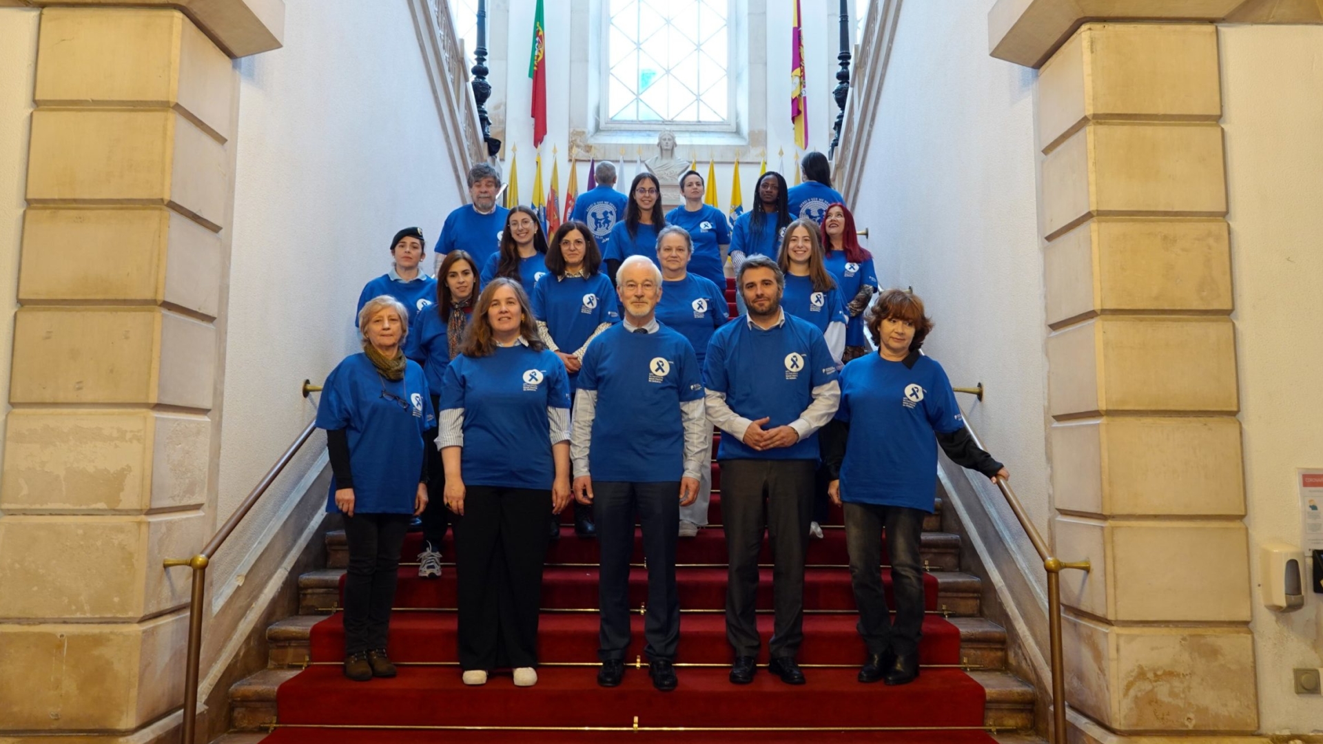 Coimbra formou Laço Azul humano para lembrar a importância da proteção de crianças e jovens